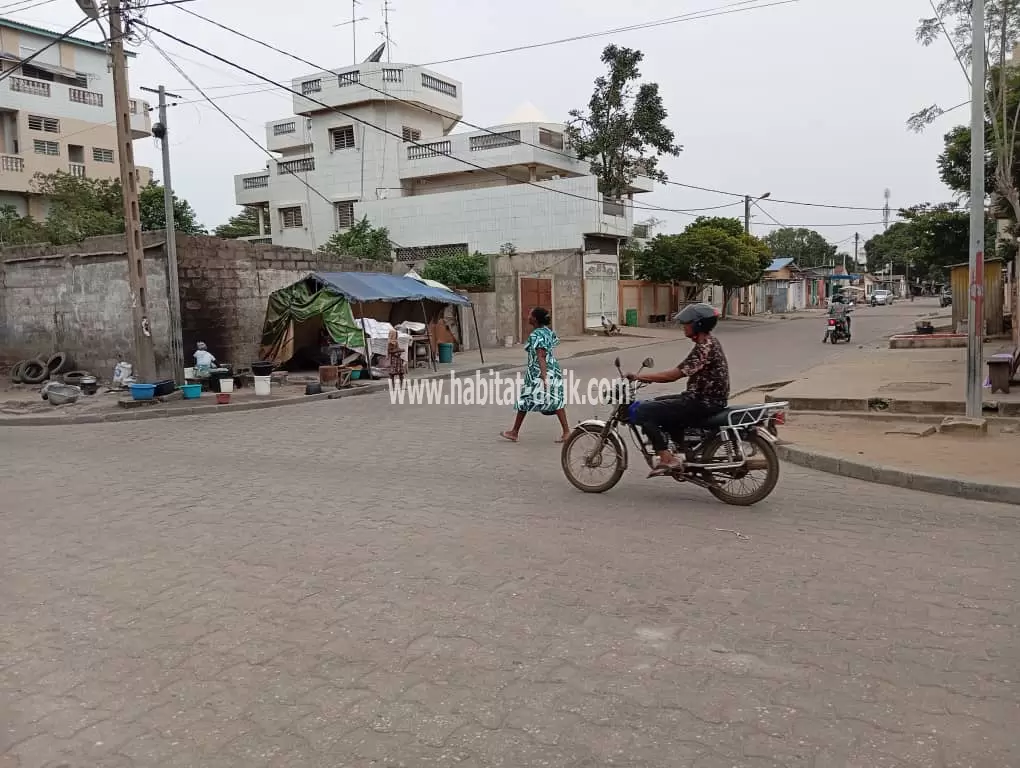 PARCELLE EN ANGLE DE RUE AU BORD DES PAVÉS À COTONOU CADJÈHOUN 