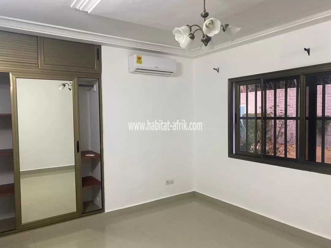 Je mets en location une villa de cinq chambres salon jardin à Hedzranawoe novissi lome togo 