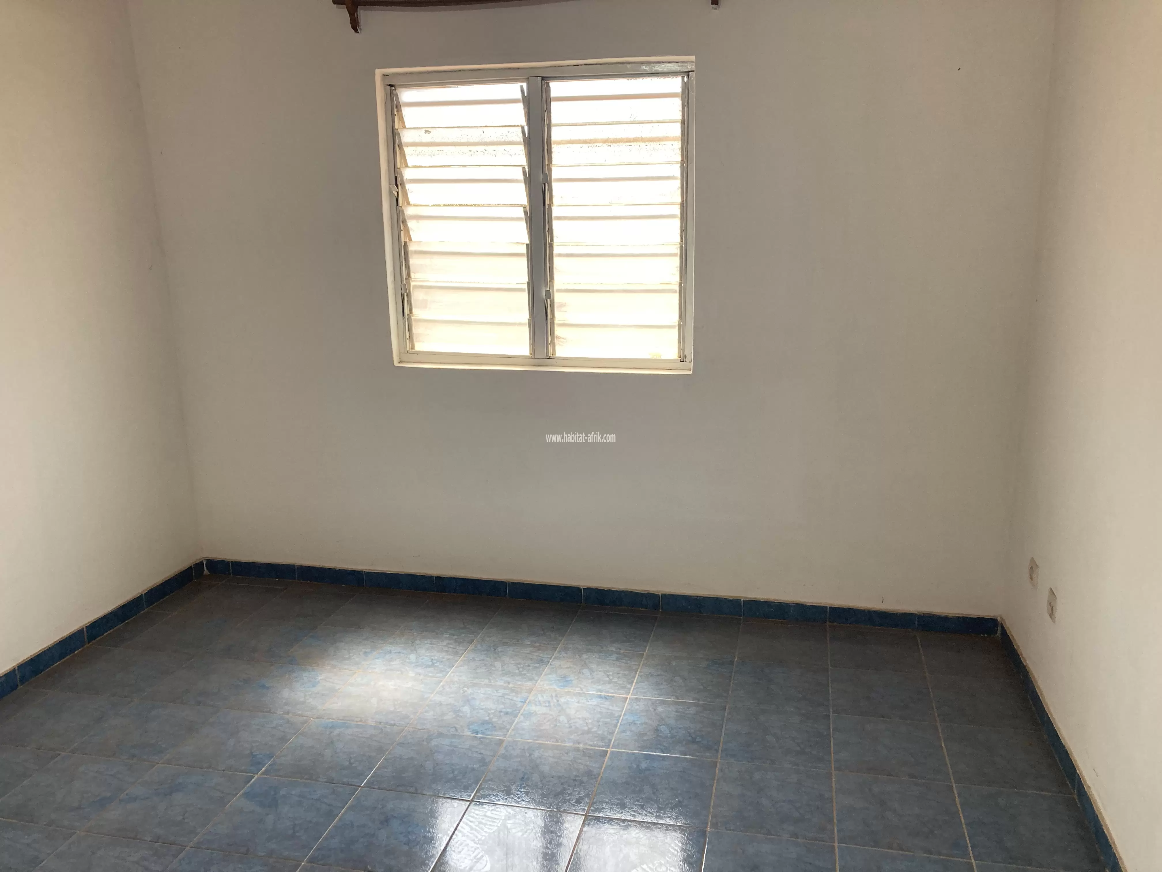 Je mets en location un appartement anglais cour unique a l’étage de 2 chambres salon wcd cuisine terrasse balcon paillote derrière la foire togo2000 lycée technique atsiegou lome togo