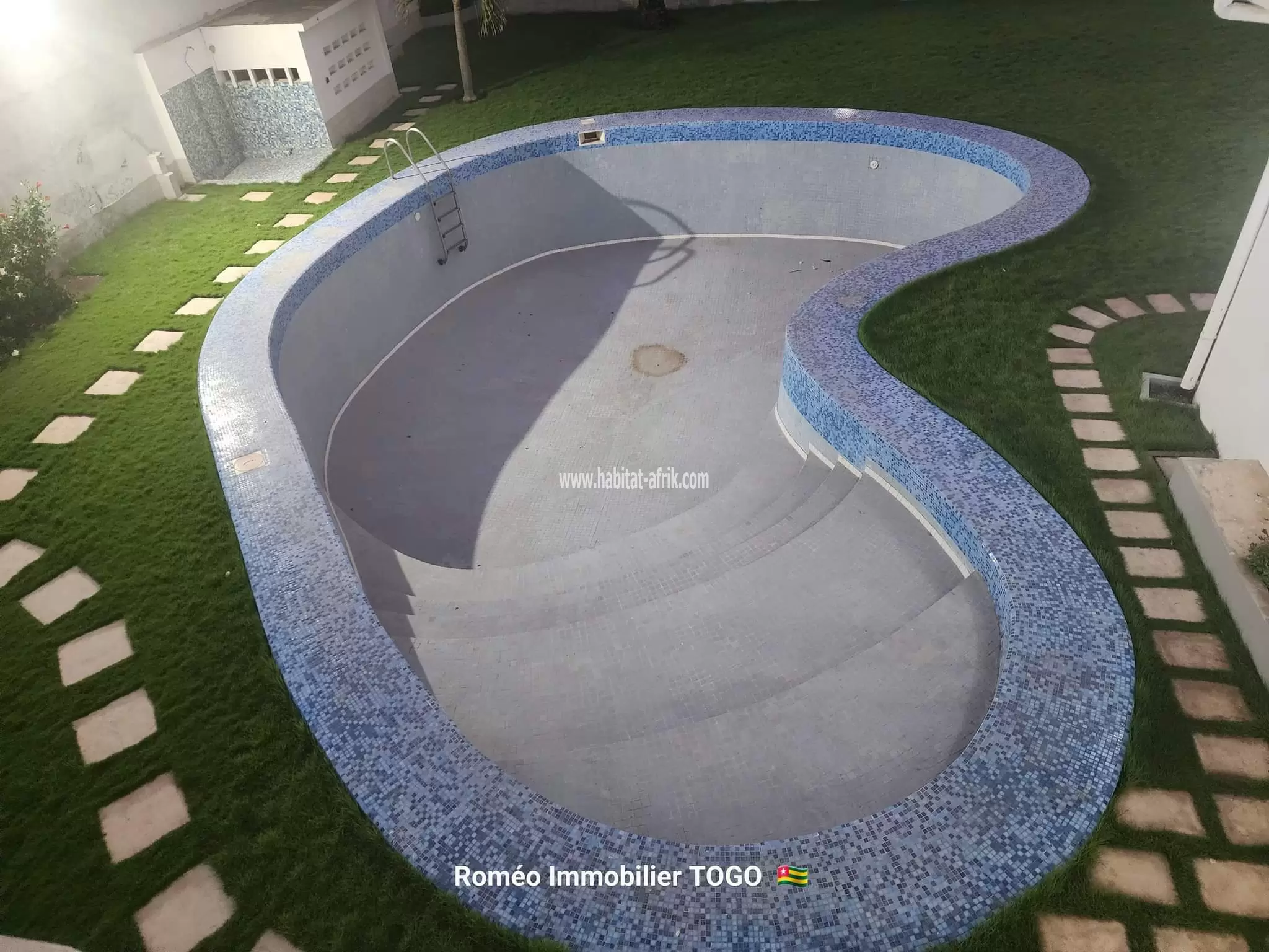 VILLA NOUVELLE CONSTRUCTION DE 6 CHAMBRES 2 SALON,  TRES GRAND JARDIN ET PISCINE 