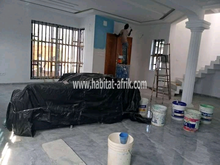 A vendre (55millions) sogbossito carrefour Napoléon.) Superbe villa nouvelle construction bien nickelle composée de 03chambres salon wcd Cuisine interne Terrasse. 01 dépendance avec Sanitaire. NB : chaque chambre à son Sanitaire. Garage: 02 voitures. Lieu
