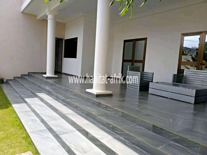 À vendre (sans meubles)  Prix : 175.000.000 FCFA (Agoè) (00228)90095977.93383000. Très belle villa de construction très recente  sur 1lot 1/4  soit 750m²/composée de : 03 chambres salon tout bien spacieux. La chambre principale hyper large avec dressing b