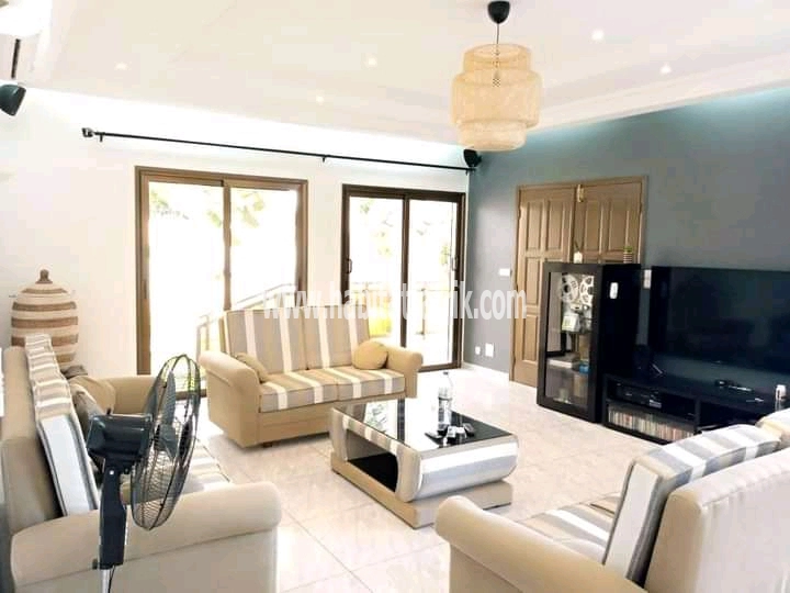 À vendre (sans meubles)  Prix : 175.000.000 FCFA (Agoè) (00228)90095977.93383000. Très belle villa de construction très recente  sur 1lot 1/4  soit 750m²/composée de : 03 chambres salon tout bien spacieux. La chambre principale hyper large avec dressing b