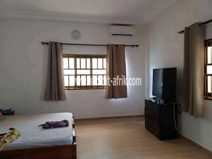 À vendre (sans meubles)  Prix : 175.000.000 FCFA (Agoè) (00228)90095977.93383000. Très belle villa de construction très recente  sur 1lot 1/4  soit 750m²/composée de : 03 chambres salon tout bien spacieux. La chambre principale hyper large avec dressing b