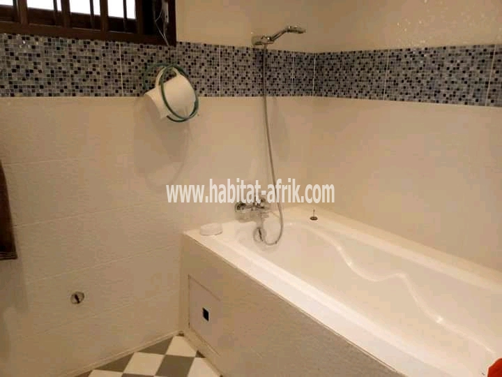 À vendre (sans meubles)  Prix : 175.000.000 FCFA (Agoè) (00228)90095977.93383000. Très belle villa de construction très recente  sur 1lot 1/4  soit 750m²/composée de : 03 chambres salon tout bien spacieux. La chambre principale hyper large avec dressing b