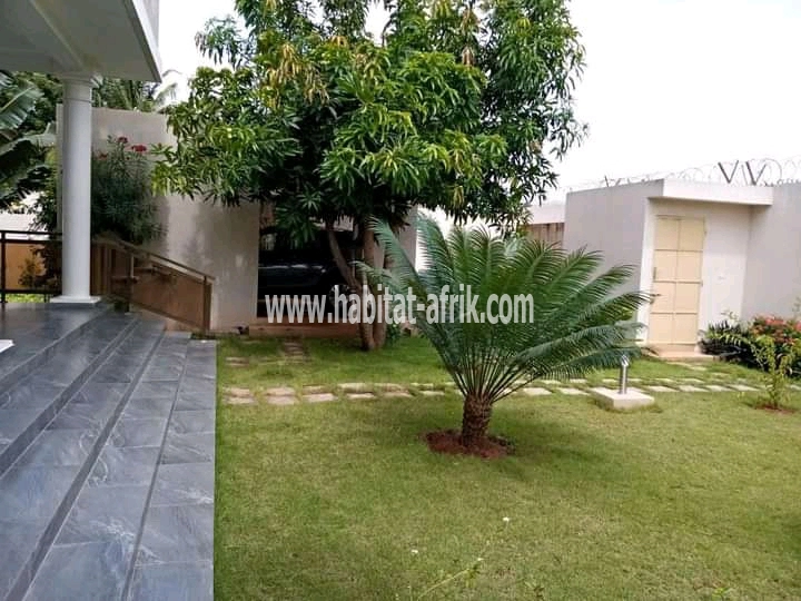 À vendre (sans meubles)  Prix : 175.000.000 FCFA (Agoè) (00228)90095977.93383000. Très belle villa de construction très recente  sur 1lot 1/4  soit 750m²/composée de : 03 chambres salon tout bien spacieux. La chambre principale hyper large avec dressing b
