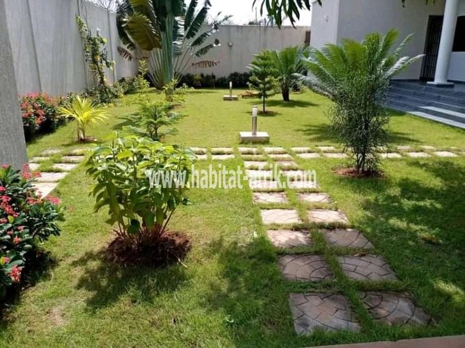 À vendre (sans meubles)  Prix : 175.000.000 FCFA (Agoè) (00228)90095977.93383000. Très belle villa de construction très recente  sur 1lot 1/4  soit 750m²/composée de : 03 chambres salon tout bien spacieux. La chambre principale hyper large avec dressing b