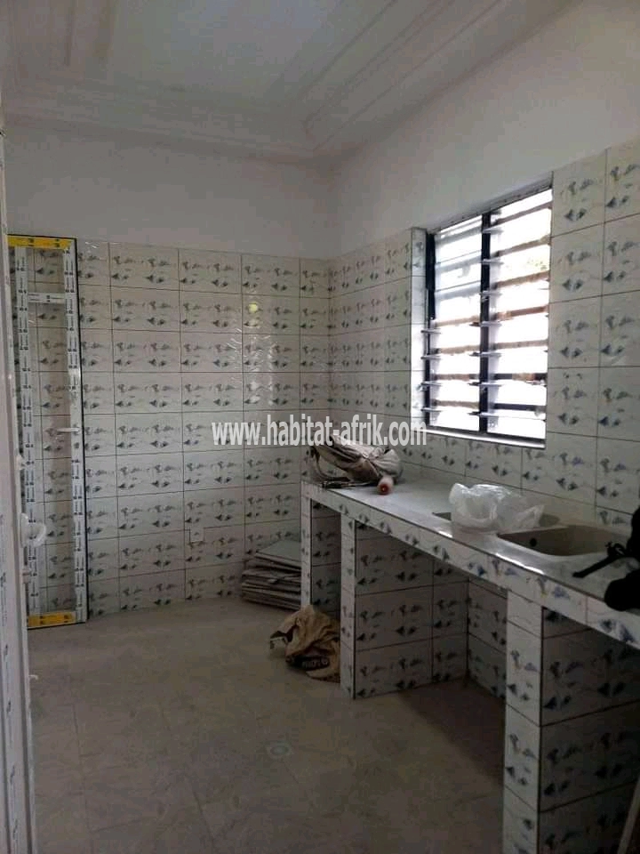 A vendre (55millions) sogbossito carrefour Napoléon.) Superbe villa nouvelle construction bien nickelle composée de 03chambres salon wcd Cuisine interne Terrasse. 01 dépendance avec Sanitaire. NB : chaque chambre à son Sanitaire. Garage: 02 voitures. Lieu