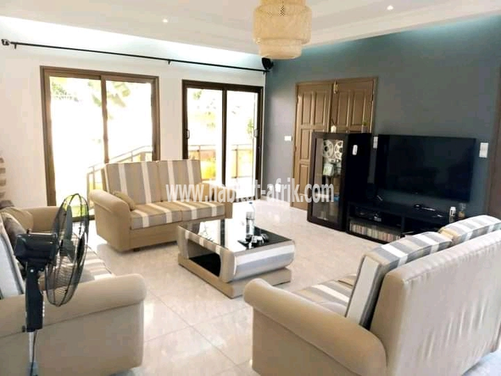 À vendre (sans meubles)  Prix : 175.000.000 FCFA (Agoè) (00228)90095977.93383000. Très belle villa de construction très recente  sur 1lot 1/4  soit 750m²/composée de : 03 chambres salon tout bien spacieux. La chambre principale hyper large avec dressing b