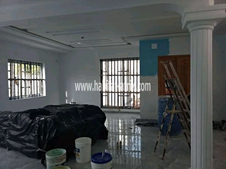 A vendre (55millions) sogbossito carrefour Napoléon.) Superbe villa nouvelle construction bien nickelle composée de 03chambres salon wcd Cuisine interne Terrasse. 01 dépendance avec Sanitaire. NB : chaque chambre à son Sanitaire. Garage: 02 voitures. Lieu