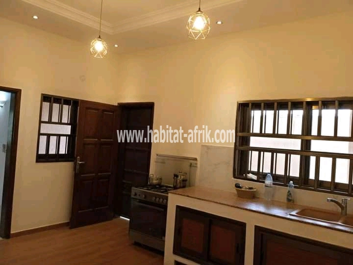 À vendre (sans meubles)  Prix : 175.000.000 FCFA (Agoè) (00228)90095977.93383000. Très belle villa de construction très recente  sur 1lot 1/4  soit 750m²/composée de : 03 chambres salon tout bien spacieux. La chambre principale hyper large avec dressing b