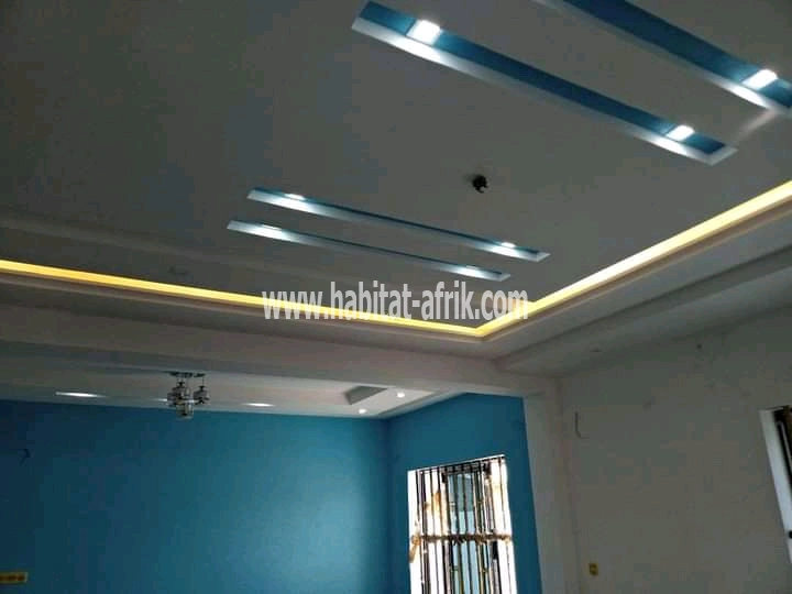 A vendre (55millions) sogbossito carrefour Napoléon.) Superbe villa nouvelle construction bien nickelle composée de 03chambres salon wcd Cuisine interne Terrasse. 01 dépendance avec Sanitaire. NB : chaque chambre à son Sanitaire. Garage: 02 voitures. Lieu