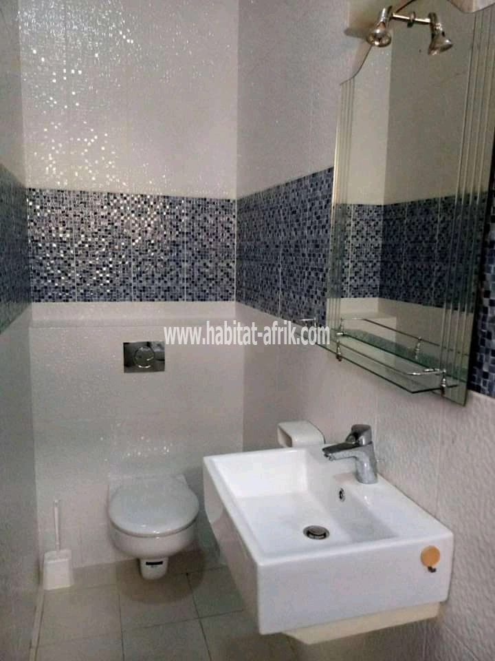 À vendre (sans meubles)  Prix : 175.000.000 FCFA (Agoè) (00228)90095977.93383000. Très belle villa de construction très recente  sur 1lot 1/4  soit 750m²/composée de : 03 chambres salon tout bien spacieux. La chambre principale hyper large avec dressing b
