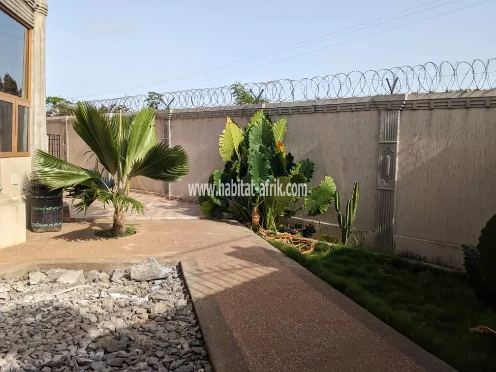 Je mets en location une villa meublée de 2 chambres salon équipée avec piscine à adidogome pharmacie magnificat Lomé Togo 