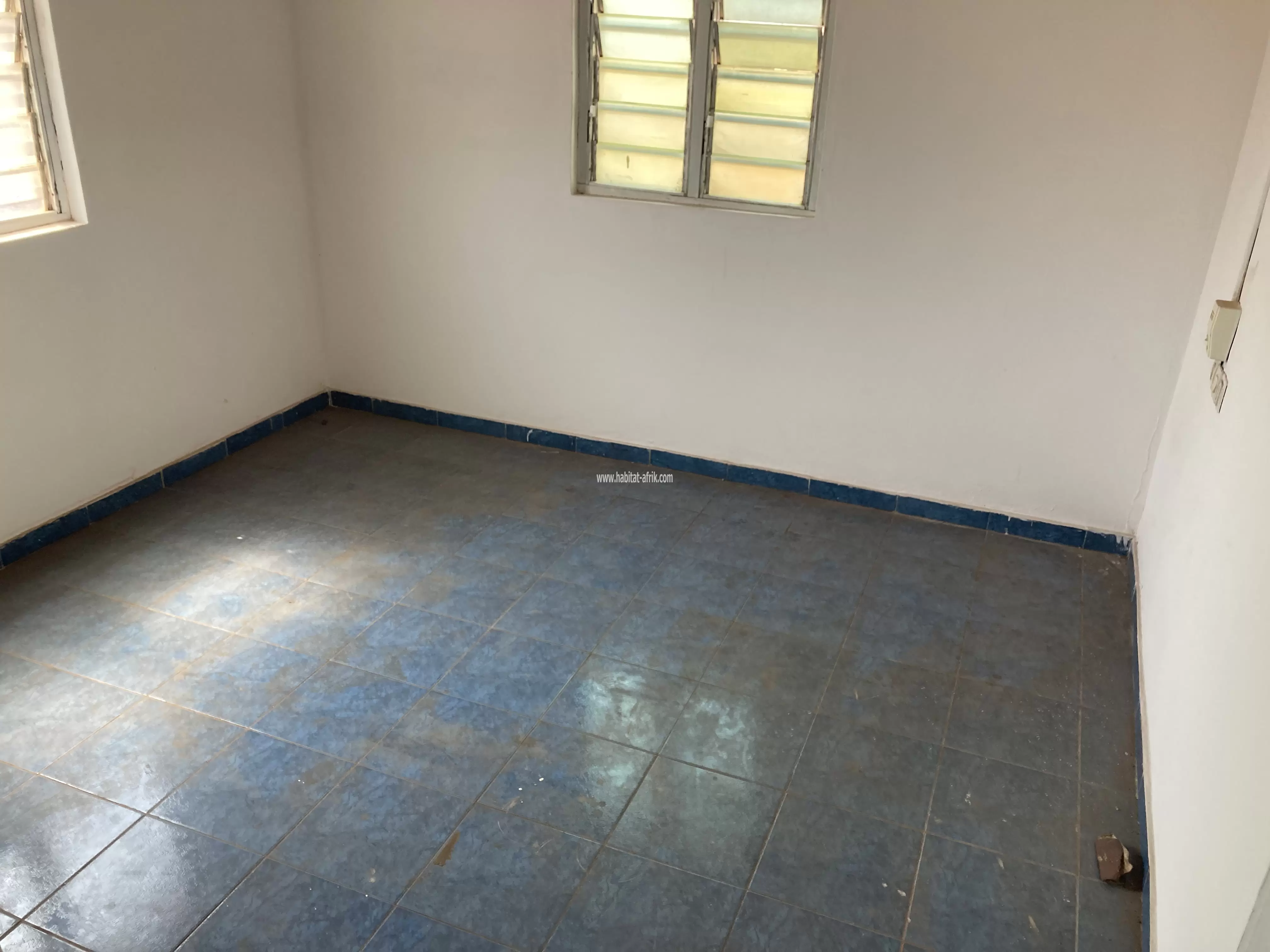 Je mets en location un appartement anglais cour unique a l’étage de 2 chambres salon wcd cuisine terrasse balcon paillote derrière la foire togo2000 lycée technique atsiegou lome togo
