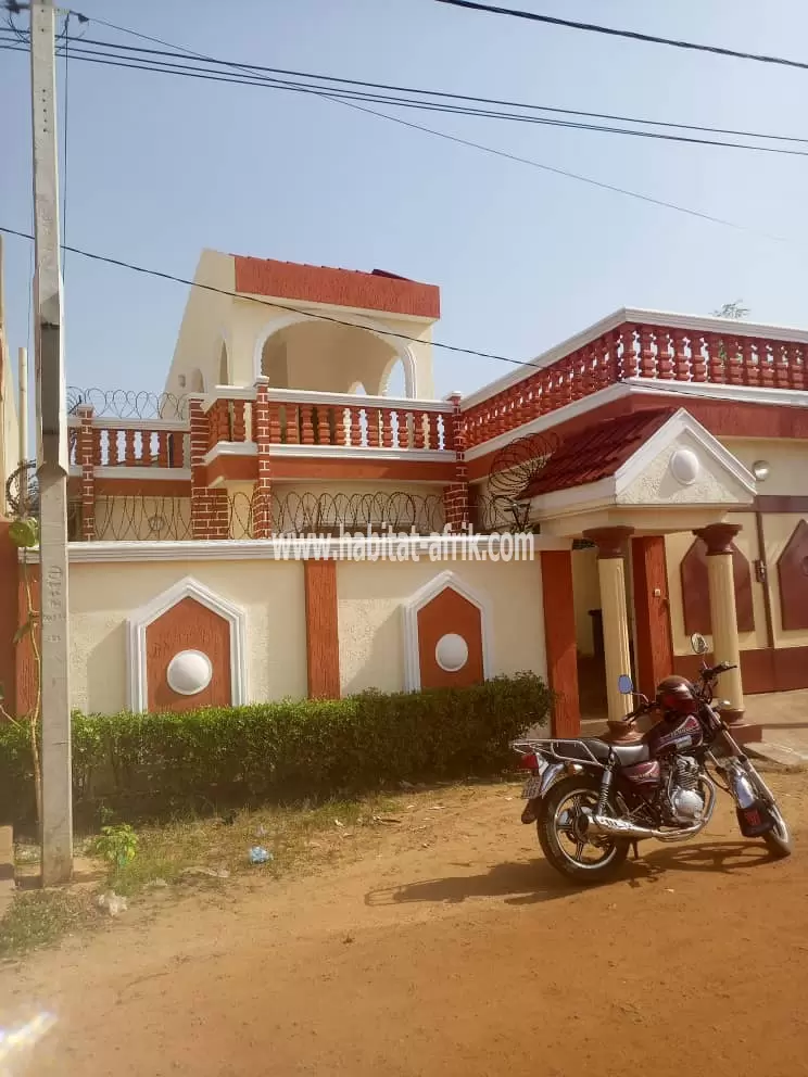 VILLA MAGNIFIQUE À LOUER À BAGUIDA DERRIÈRE LUXOLIN 