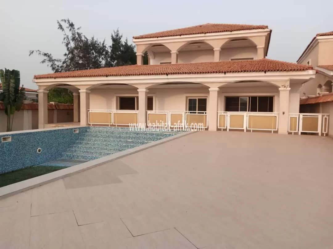 Location-Villa avec piscine à Baguida