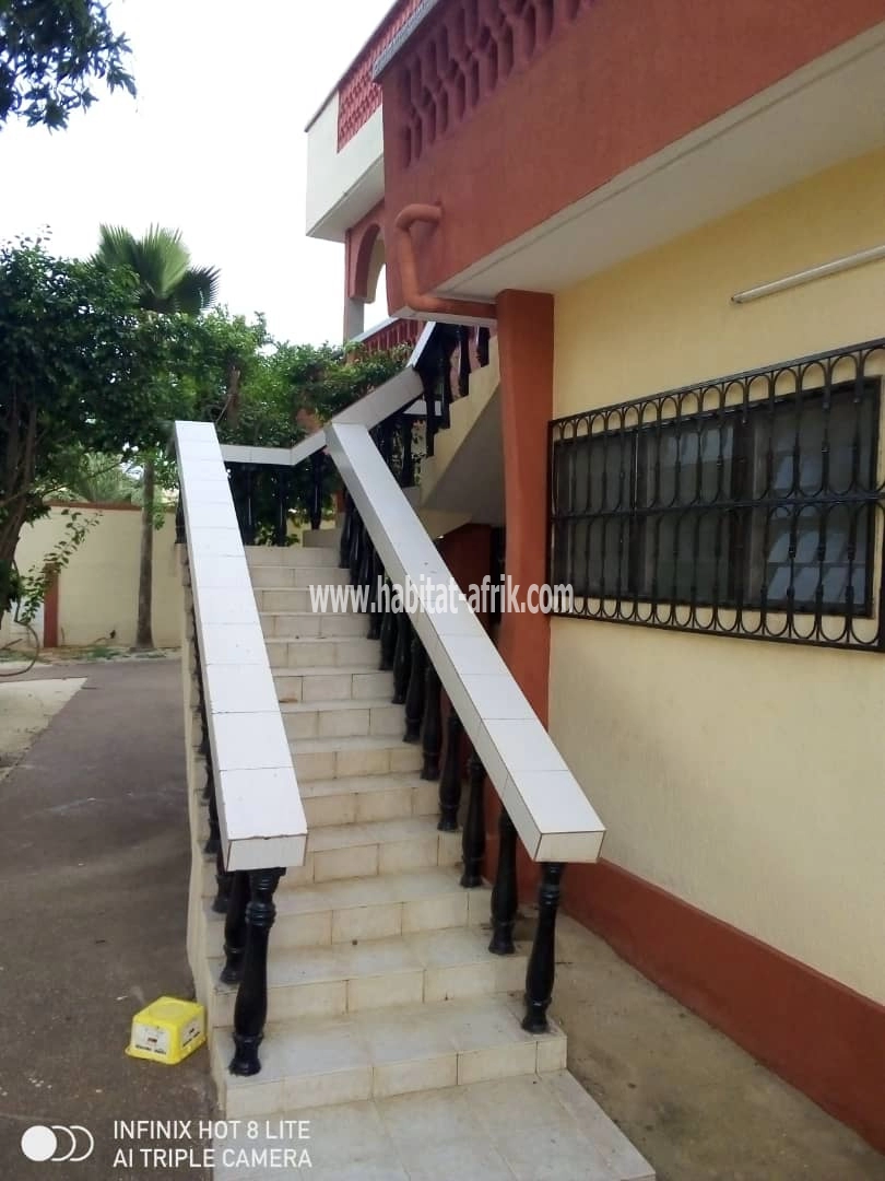 une opportunité d'avoir une immeble bien bati a un point stratégique de la ville de Lomé point str