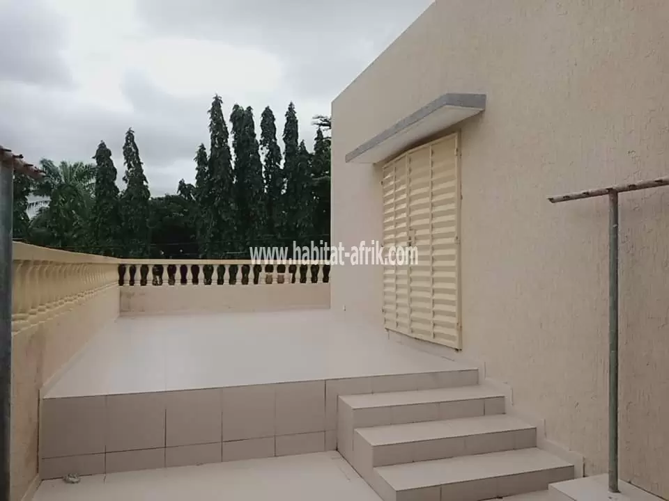 Villa avec piscine grand jardin a louer a djidjole 5 chambres salon cuisine lome togo