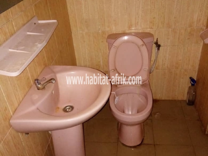 LOCATION maison appartement cour unique 2 chambres salon wc douche cuisine interne à agoè plateau non loin de l'esgis Lomé-Togo 