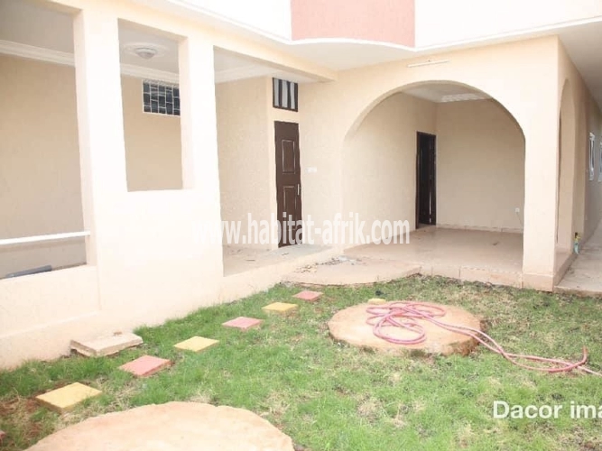 LOCATION Villa APPARTEMENT COUR UNIQUE SEUL AU REZ DE 3 CHAMBRES SALON + 2 DÉPENDANCES A AGOÈ RÉSERVE LOMÉ-TOGO 