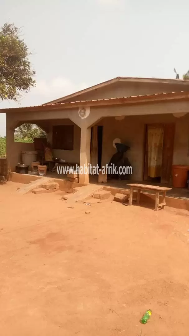 MAISON À VENDRE SUR DEMI LOT 2 CHAMBRES SALON A AGOÈ APESSITO LOMÉ-TOGO 