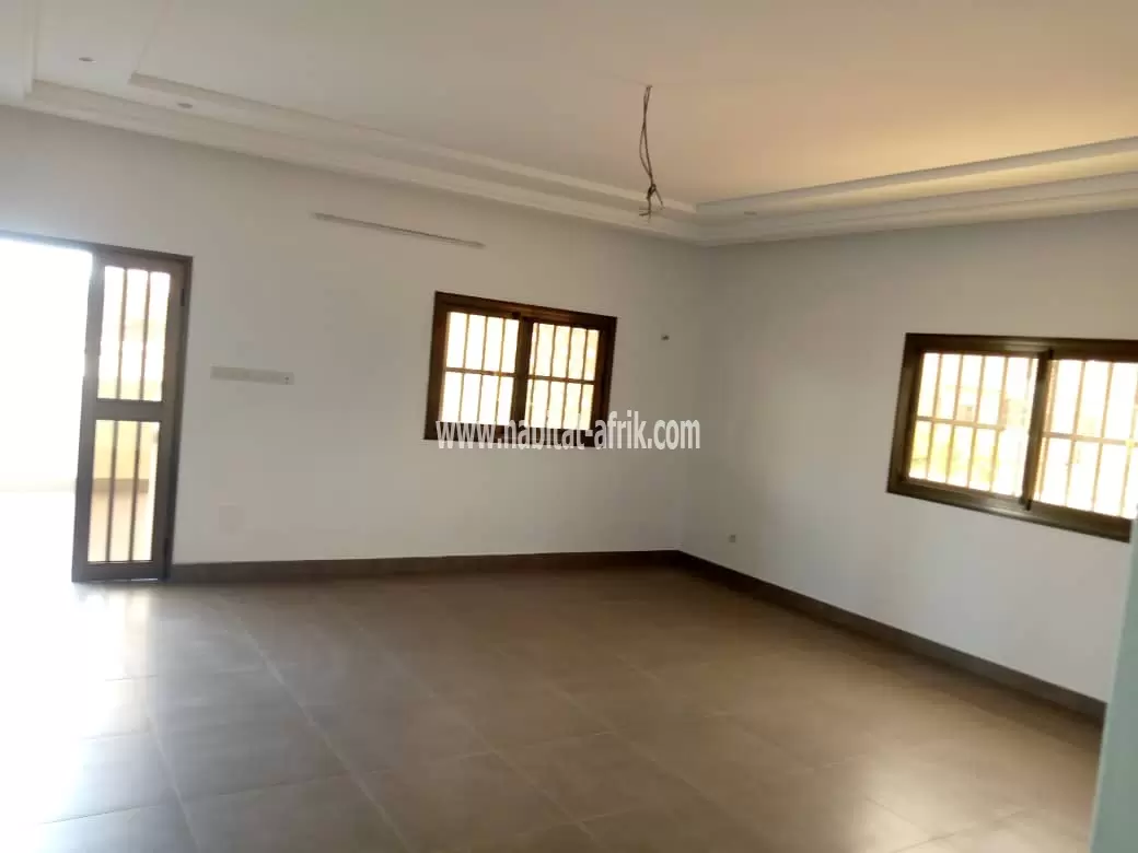 LOCATION APPARTEMENT COUR UNIQUE DE 3 CHAMBRES SALON A L'ÉTAGE A BÈ KPOTA LOMÉ-TOGO 