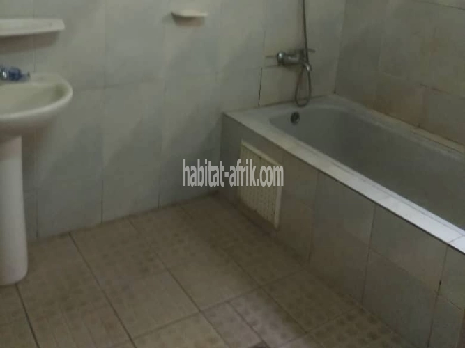 LOCATION mini villa dd 3 chambres salon wc douche cuisine interne + dépendance à Atsiégou lycée technique Lomé-Togo 