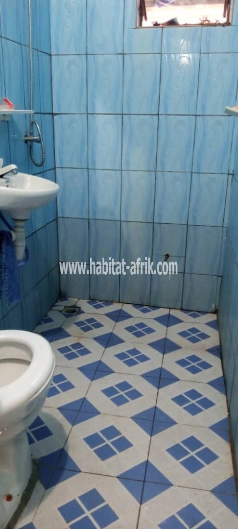 LOCATION Appartement d'une pièce WC douche cuisine interne à à avedji leo2000 antenne moov cafés de Paris Lomé-Togo 