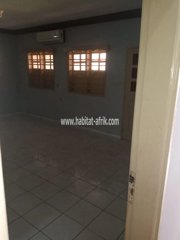 Vente Maison sur demi lot avec titre foncier 3 chambres salon wc douche cuisine interne à adidogome douane Lomé-Togo 