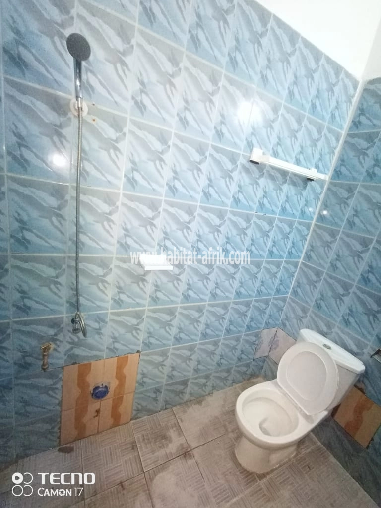 LOCATION Appartement cour unique de chambre salon WC douche cuisine interne à l'étage à Atsiégou Lomé-Togo 