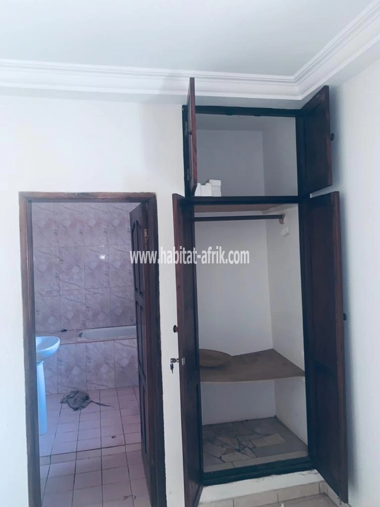 LOCATION VILLA 2 CHAMBRES SALON WCD CUISINE INTERNE COUR UNIQUE À WUITI CLIMÉ PLACARD LOMÉ-TOGO 