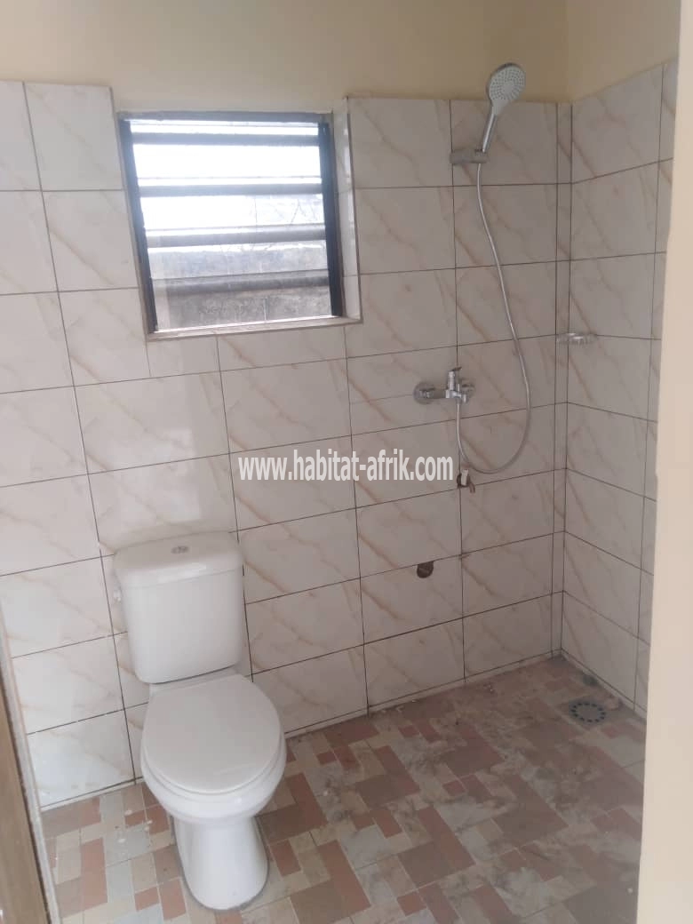 LOCATION APPARTEMENT CHAMBRE SALON WC DOUCHE CUISINE INTERNE DE 45.000F ET 55.000F DANS LA MÊME MAISON A ADIDOGOMÉ LOGOTÉ LOMÉ-TOGO 