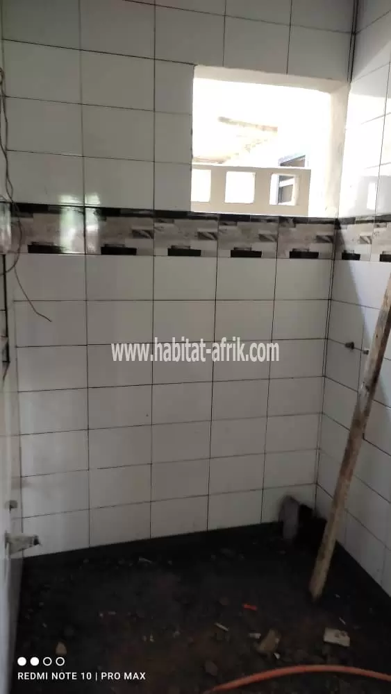 LOCATION APPARTEMENT CHAMBRE SALON WC DOUCHE CUISINE INTERNE A HEDJRANAWOE COUR PRIMAIRE LOMÉ-TOGO 