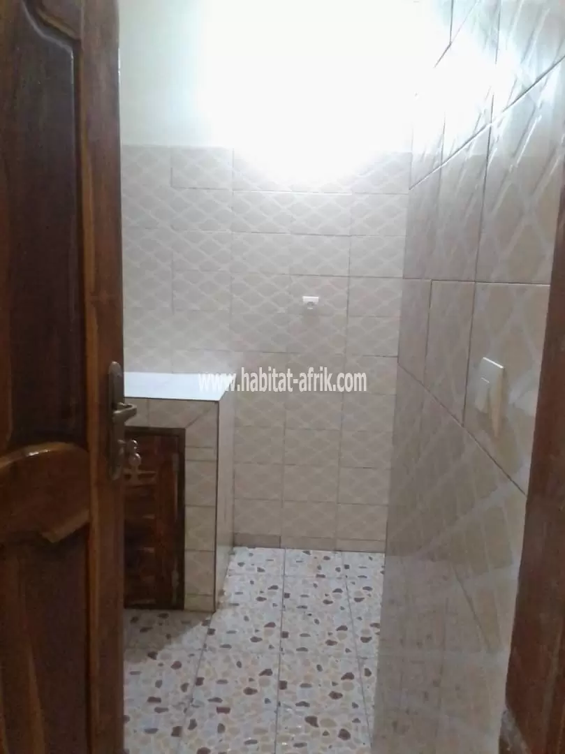 LOCATION APPARTEMENT CHAMBRE SALON WC DOUCHE CUISINE INTERNE A AVÉDJI MARGOT LOMÉ-TOGO 