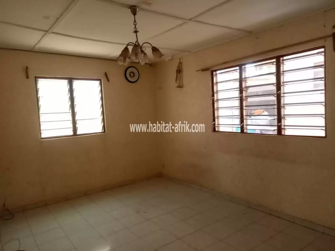 LOCATION APPARTEMENT SCINDÉ EN SON COIN 2 CHAMBRES A AVÉDJI DIASPORA LOMÉ-TOGO SALON A 