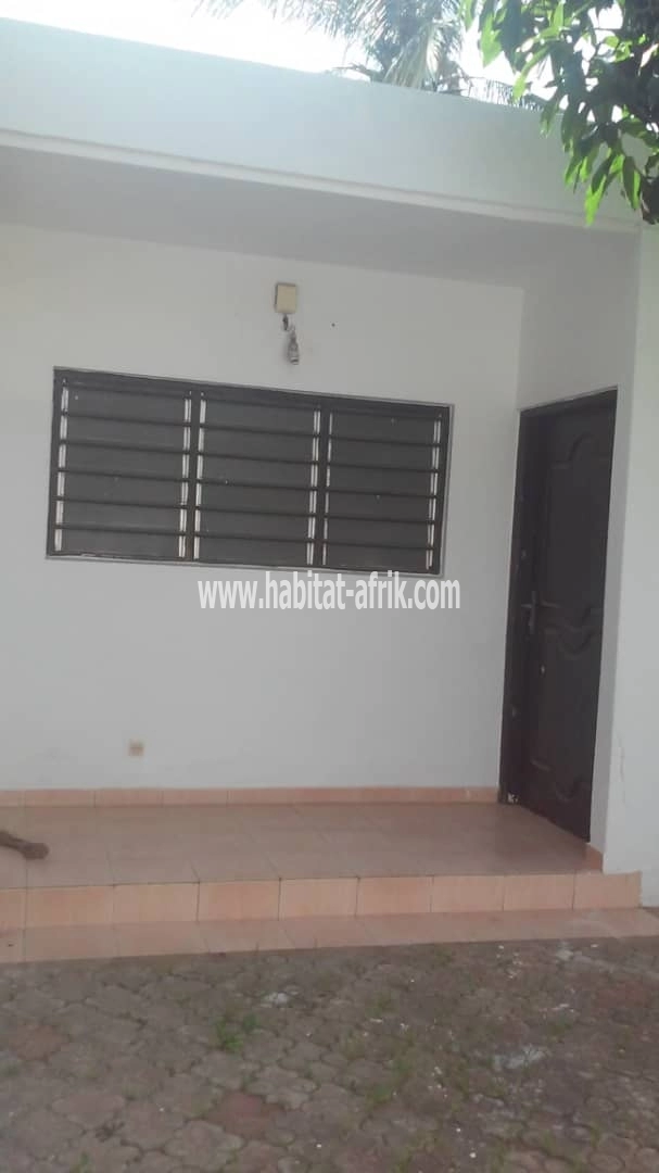 Maison à vendre sur presque demi lot à adidoadin 3 chambres salon wc avec titre foncier* Lomé-Togo 