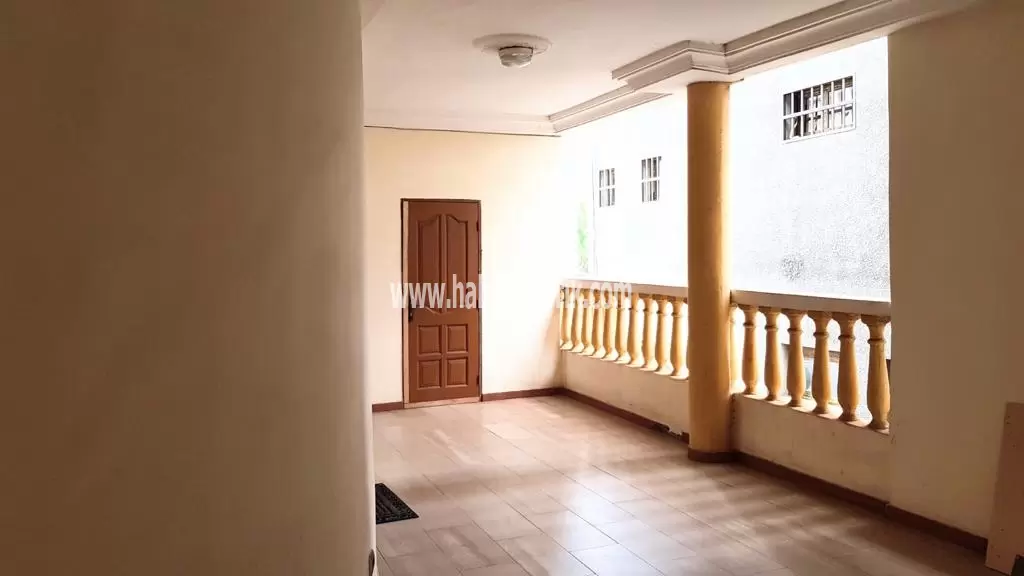 LOCATION APPARTEMENT MEUBLÉ SCINDÉ COUR UNIQUE A L'ÉTAGE DE 2 CHAMBRES SALON AVEC LEURS SALLES D'EAU PLACARD CUISINE TERRASSE A CASSABLANCA A CÔTÉ DE L'HÔTEL TODMAN LOMÉ-TOGO 