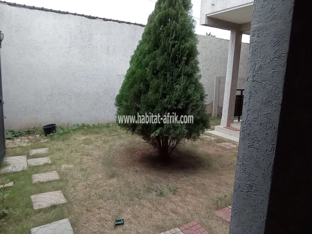 LOCATION VILLA MEUBLÉE DE 4 CHAMBRES SALON + 02 DÉPENDANCES POUR LONG SÉJOUR JARDIN A TOTSI BAR 2N LOMÉ-TOGO 