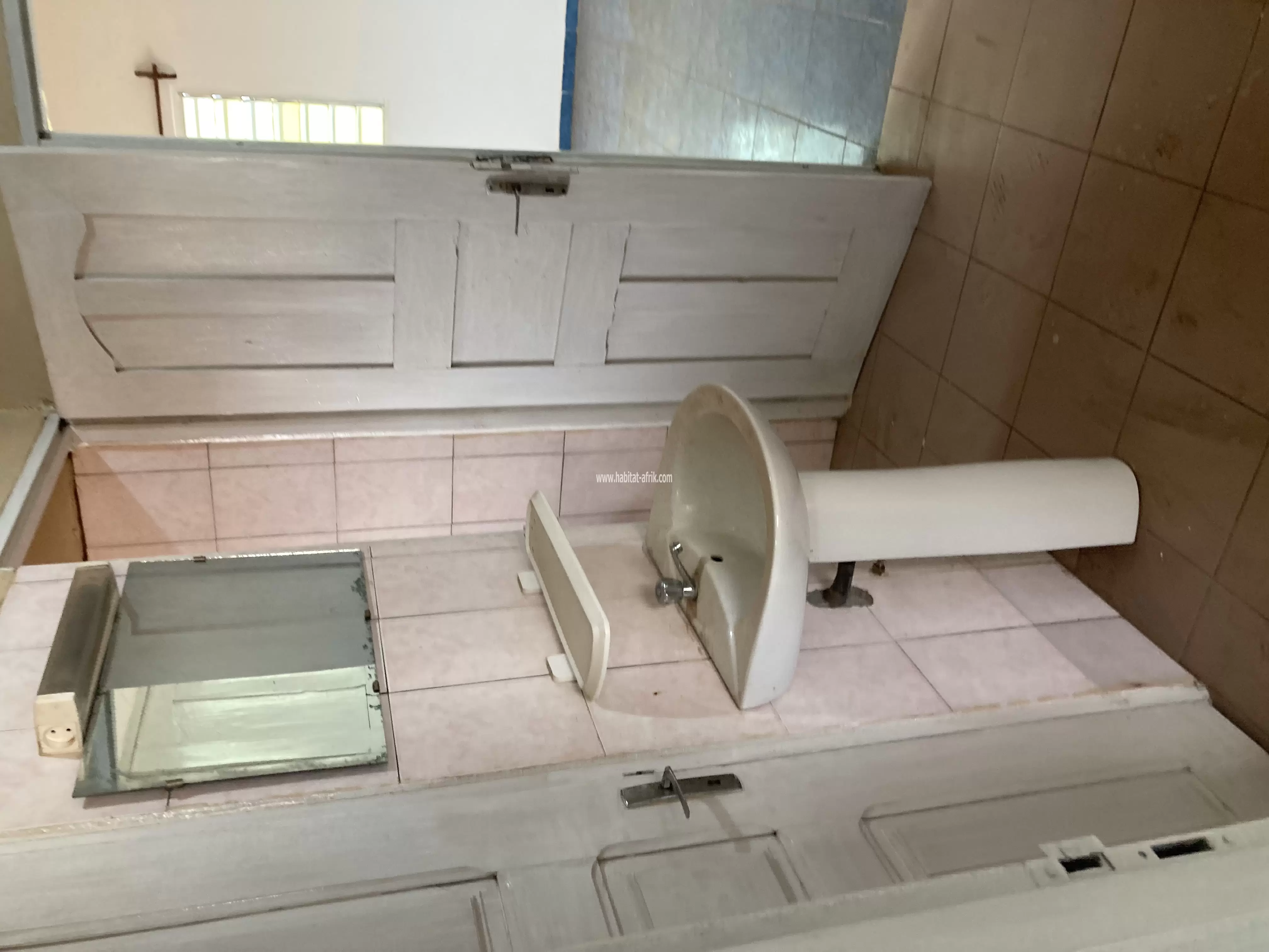 Je mets en location un appartement anglais cour unique a l’étage de 2 chambres salon wcd cuisine terrasse balcon paillote derrière la foire togo2000 lycée technique atsiegou lome togo