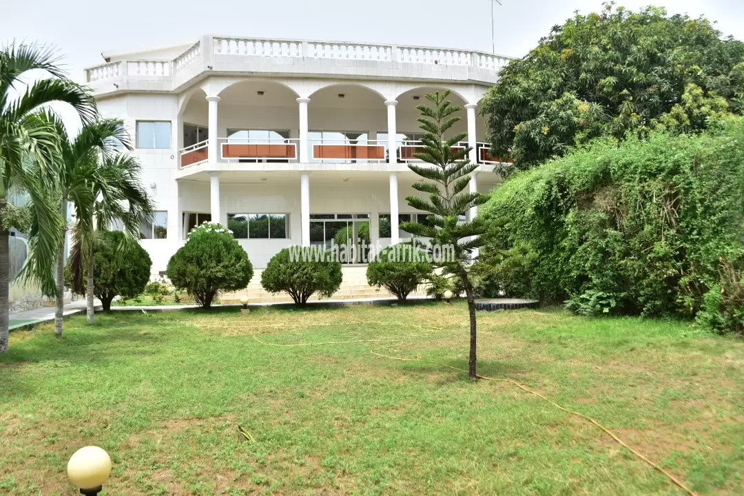 A louer villa à piscine uniquement long séjour à BAGUIDA bateauvi lomé to