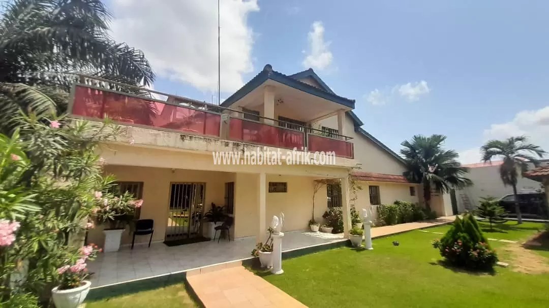 A louer une villa moderne duplex de 05 chambres et dépendance à Avénou total lome togo