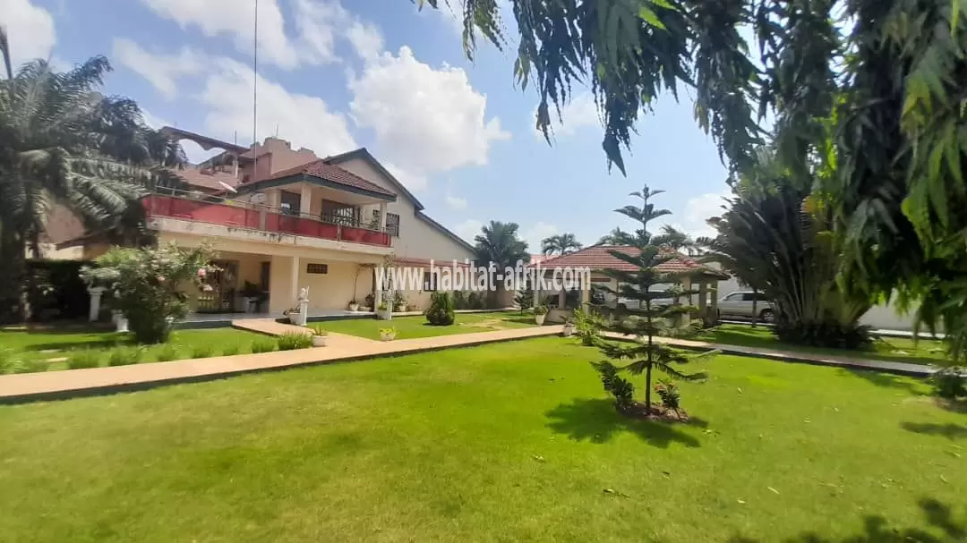 A louer une villa moderne duplex de 05 chambres et dépendance à Avénou total lome togo