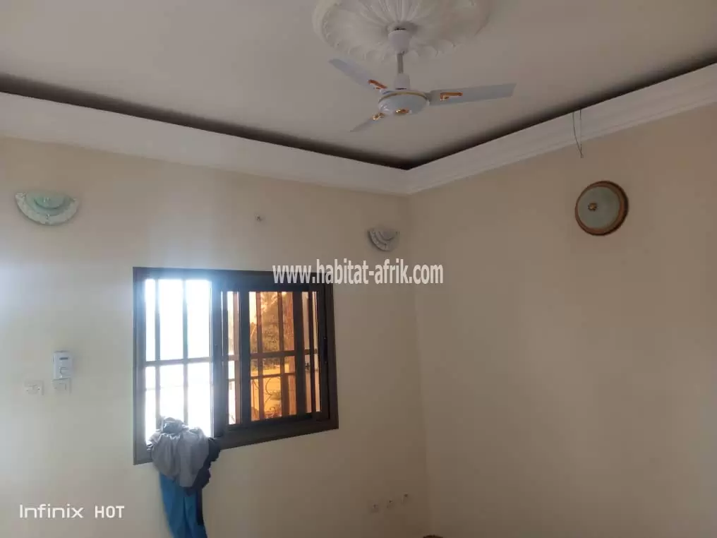 Je met en location un appartement de chambre salon interne à ZANGUERA 300 mètres du goudron lome togo