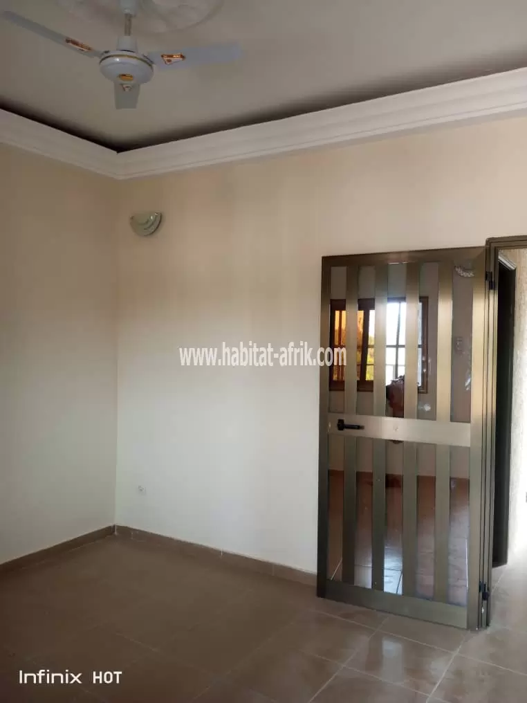 Je met en location un appartement de chambre salon interne à ZANGUERA 300 mètres du goudron lome togo