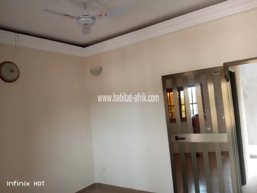 Je met en location un appartement de chambre salon interne à ZANGUERA 300 mètres du goudron lome togo