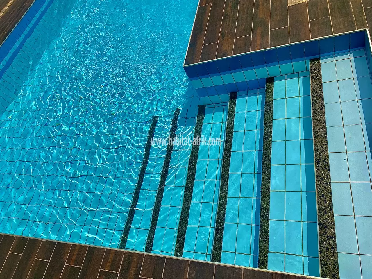 Je met en location un studio meublé avec piscine au restaurant à adidogome Atigangomé lome togo