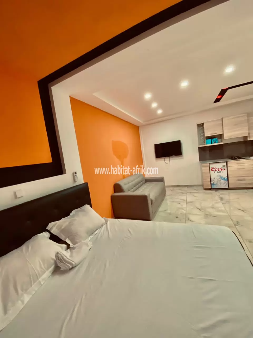 Je met en location un studio meublé avec piscine au restaurant à adidogome Atigangomé lome togo