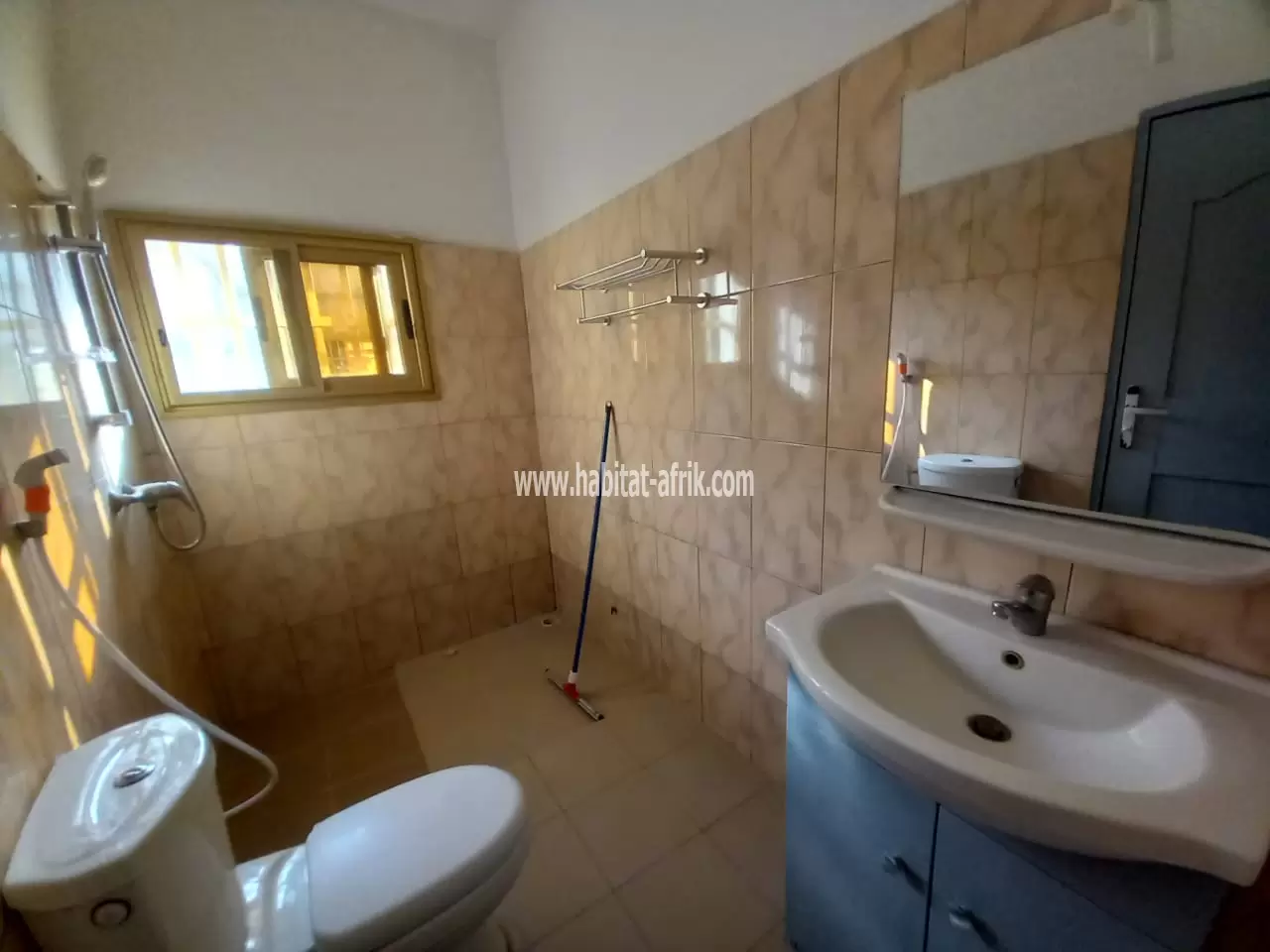 Je mets en location un appartement meublé de chambre salon à BAGUIDA BATEAUVI Lomé togo 