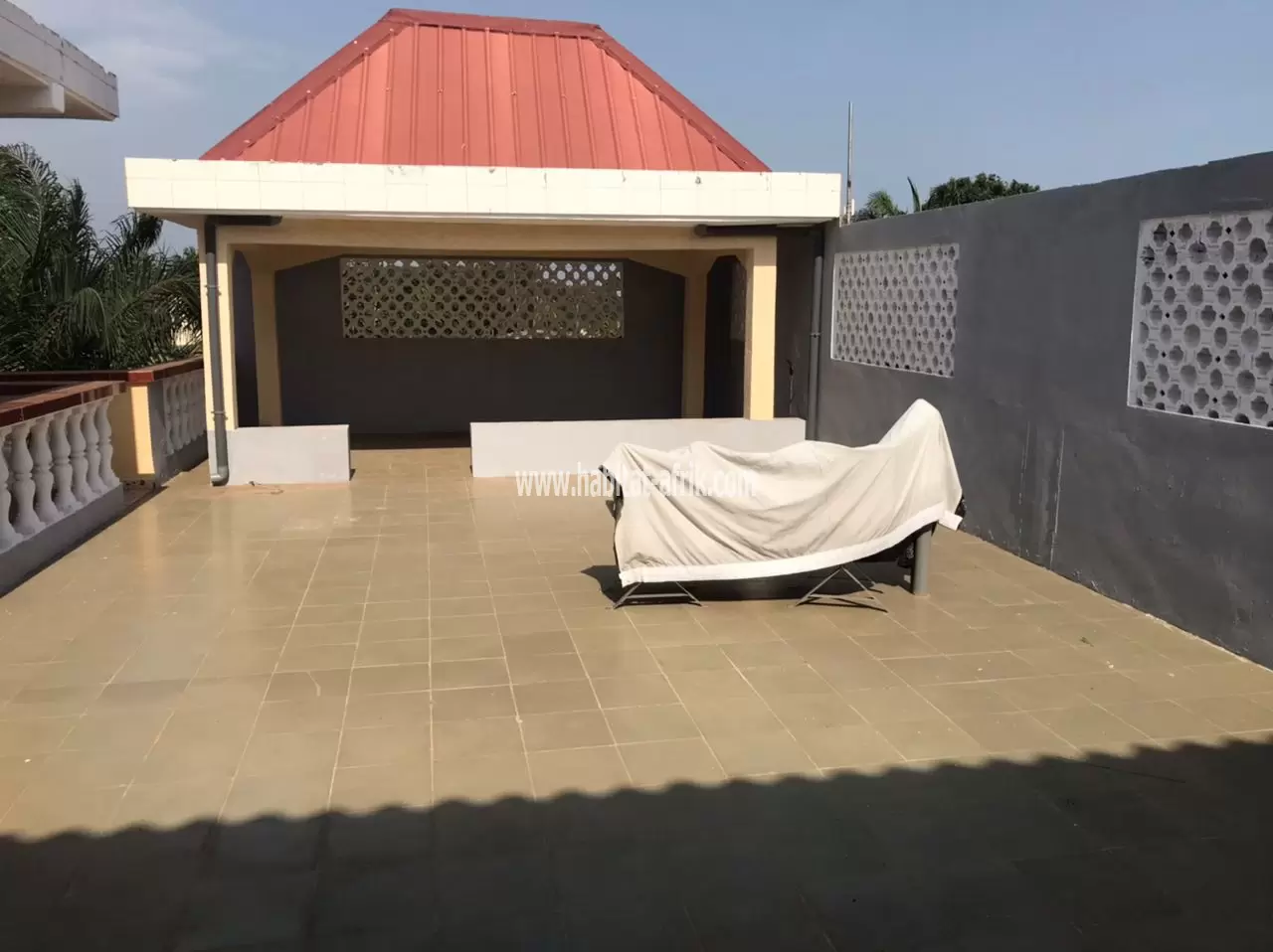 Je mets en location une maison de 9chambre 3salon WC douche interne à hedzranawoe Lome Togo 